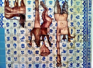 Mural com padrões de azulejos e fragmentos de carne.