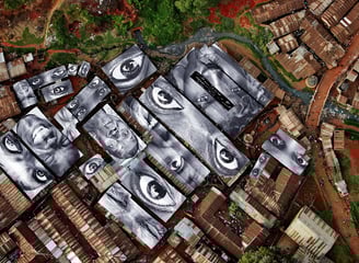 **28 Milímetros, Mulheres São Heroínas, Ação na Favela de Kibera, Vista dos Telhados, Quênia, 2009
