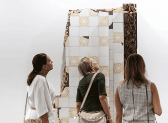 Feira de arte exibe talentos emergentes e consagrados.