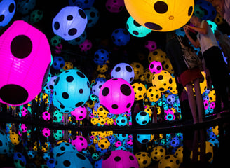 Yayoi Kusama, artista japonesa, tem encantado o mundo com suas instalações, especialmente "Infinity