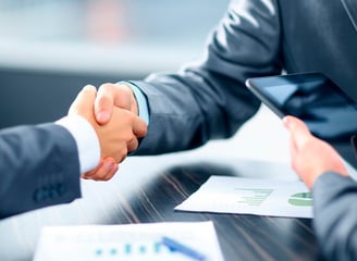 Patricio López Hormazabal gestionando casos de quiebra en su oficina en Chile