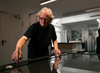 Gerhard Rohlfs, ein Mann schneidet mit Diamantmesser Glas