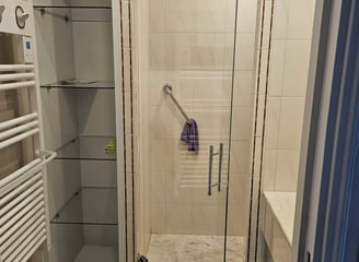 Photo de paroi de douche + fenetre sur mesure + coulissant aluminium + verre + fenetre