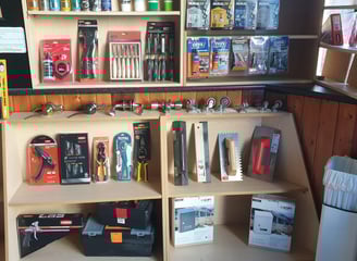 herramientas manuales, ruedas, cerraduras y pegamentos