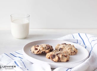 Cookies Chocolat Noisettes avec un verre de lait