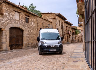 furgoneta camper para alquilar aparcada