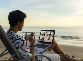 Homme en télétravail au bord de la mer