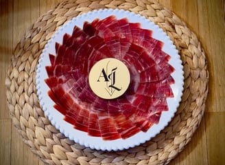 Plato de jamón cortado por Adrián Laynez