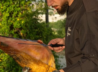 Imagen de Adrián Laynez cortando jamón