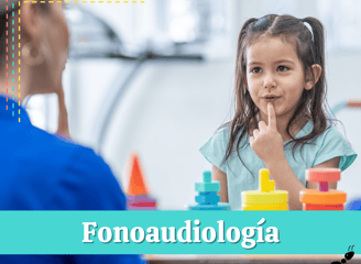 Niña en terapia fonoaudiológica señalando su boca durante una evaluación del lenguaje.