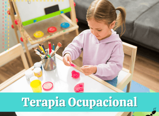 Niña en terapia ocupacional infantil manipulando masilla en un entorno con materiales lúdicos.