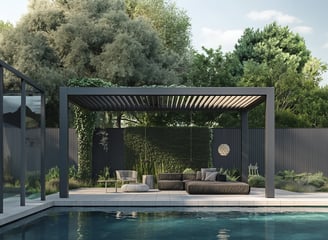 aluminium pergola naast zwembad met zithoek