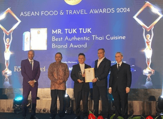 Image of Mr Tuk Tuk receiving the best Authentic Thai Cuisine Brand Award