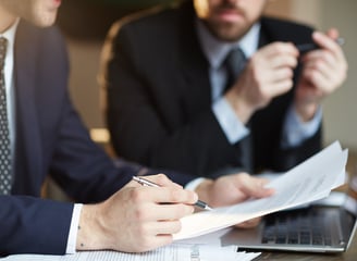 Homens de terno em uma reunião