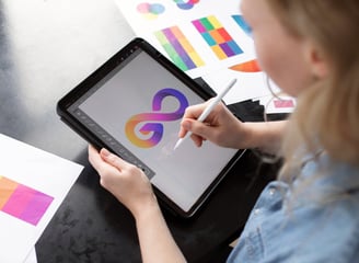 Mulher loira desenhando uma ilustração no IPAD