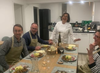 Des soirées entre amis pour rire et partager des moments conviviaux