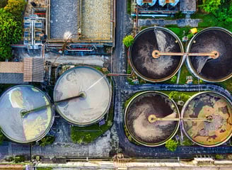 Revestimentos impermeáveis para evitar vazamentos e contaminação.