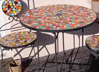 chaises et table mosaïque recyclage ateliers créatifs terres de papiers