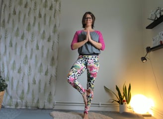 lärare i återhämtningsyoga Sara Edfast yogar