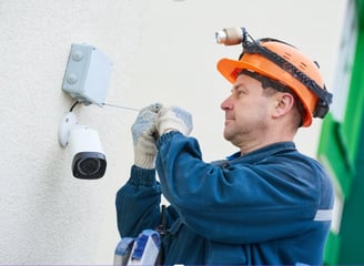 Técnico instalando câmeras