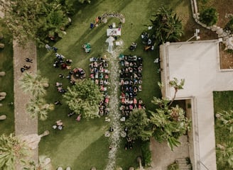 servizio catering in giardino con ripresa dall'alto