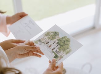 mani che tengono un biglietto della cerimonia