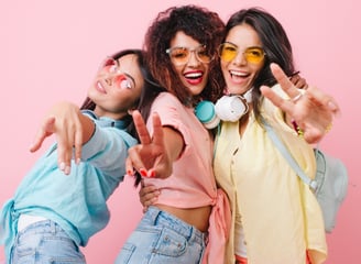 Rongzhiyue: friends in stylish summer outfits