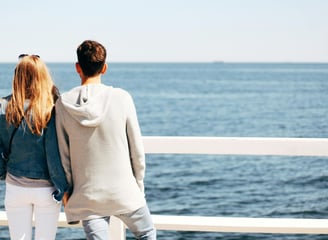 Ein Mann und eine Frau schauen auf die Ostsee