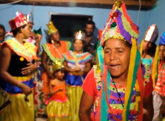 Apresentação do Reisado na Comunidade Quilombola de São Tomé com trajes coloridos