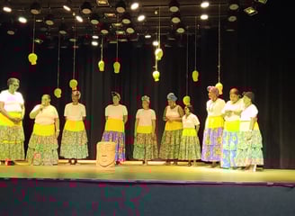 Ciganinhas de São Tomé em apresentação cultural no teatro de Campo Formoso com trajes típicos