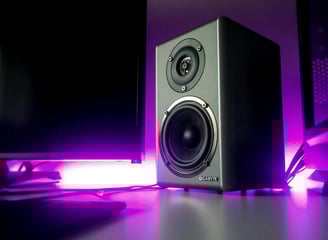 Altavoz tipo Satélite Marca Gigabyte sobre un escritorio