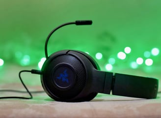 Auriculares Razer sobre una mesa con fondo verde