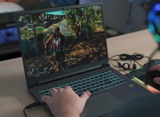 Portatil Gaming color negro sobre una mesa