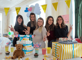 4 mujeres y una embarazada disfrutando un baby shower