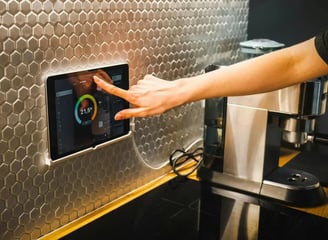 los 10 mejores gadgets para un hogar inteligente, termostato inteligente siendo activado