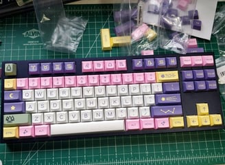 Teclado mecánico sobre una mesa con diferentes teclas para reemplazar