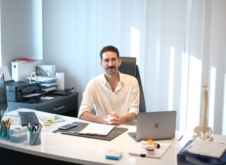 Fizyoterapist Batuhan Topuz, Kahramanmaraş’taki fizik tedavi kliniğinde hastalarına modern cihazlarl