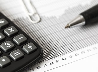 Taschenrechner, Millimeterpapier und Kugelschreiber