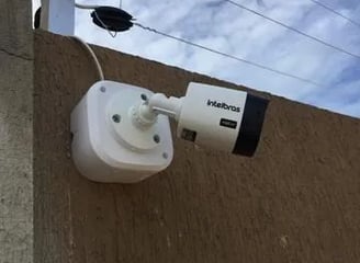 Oferecemos instalação e manutenção profissional de câmeras de segurança para residências, comércios 