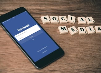 Image représentant les réseaux sociaux. Téléphone avec interface Facebook