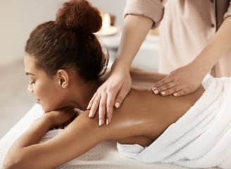 Massage du dos d'une femme - Massage Oriental
