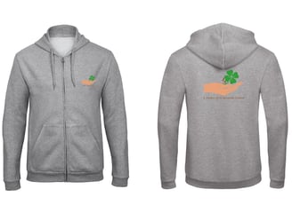 Sweat shirt à capuche gris clair avec un logo sur le coté coeur et dans le dos