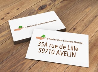 carte de visite recto et verso sur une table en bois