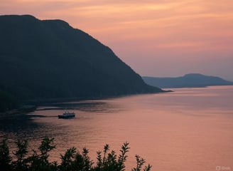 Une scène hivernale enneigée de La Gaspésie, Québec, représentant un petit village avec des maisons 