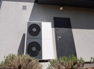 Système de pompe à chaleur dans une maison isolée thermiquement est toujours un bon choix rentable