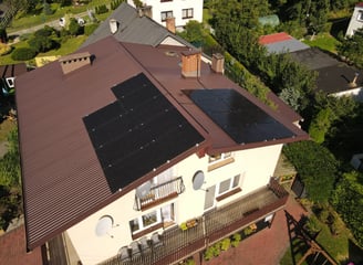 Panele fotowoltaiczne 6.80 kW na dachu domu w Pisarzowicach – niezależność energetyczna i odnawialna