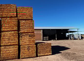 paquetes de tabla pallet apilados