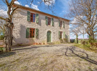 Photographie immobilière d’un presbytère avec lumière naturelle