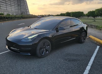 Jogreily imports SRL Tesla model 3 años 2021 Estándar Plus.  En excelente condición  llévatelo con $