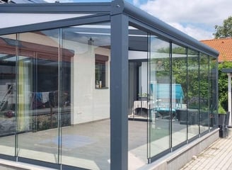 pergola toit fixe et fermeture laterale en verre